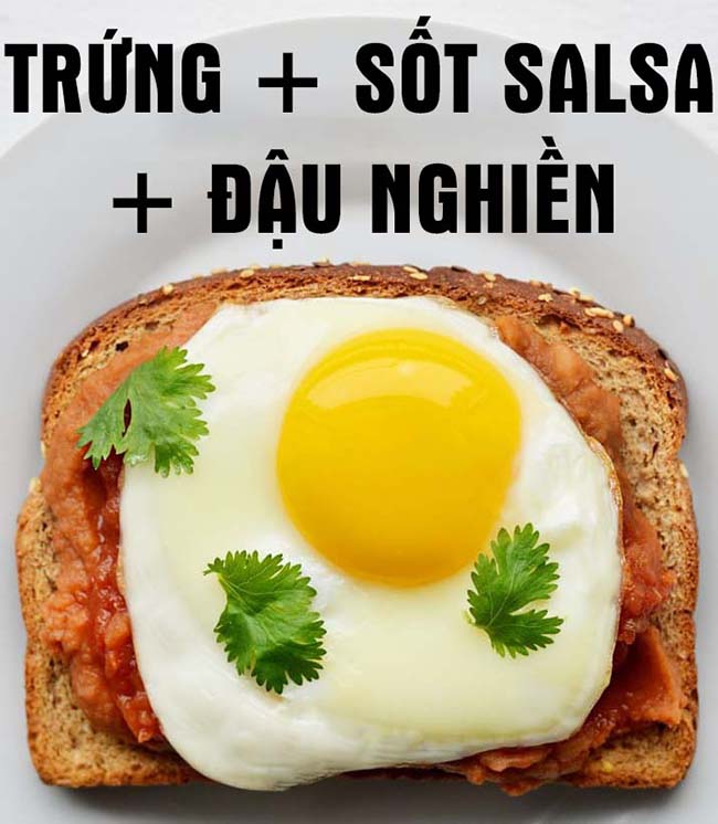 Trứng ốp la, sốt salsa và đậu nghiền