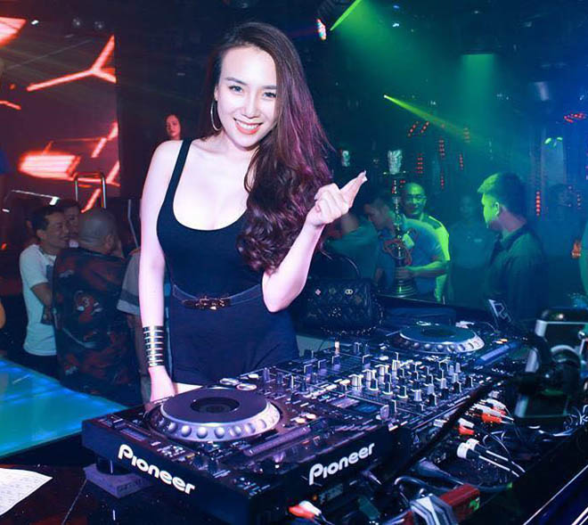 Vợ mới cưới của Khắc Việt mặc trễ nải khi làm DJ - 8