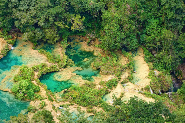 Semuc Champey, Guatemala: Alicia Johnson, biên tập viên của tạp chí du lịch Lonely Planet, khuyên du khách nên lựa chọn những bể bơi tự nhiên tuyệt đẹp trong rừng nguyên sinh ở Semuc Champey, vì nơi đây được coi là thiên đường dưới hạ giới.