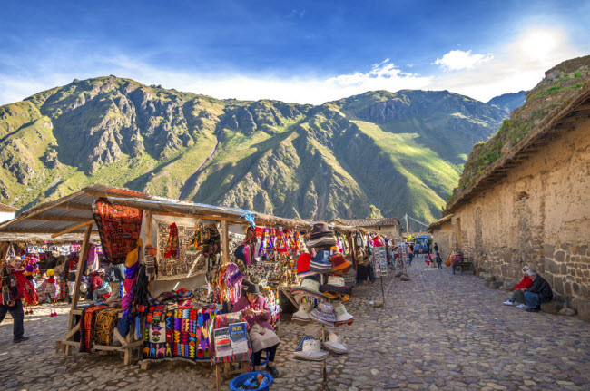 Thung lũng Urubamba, Peru: Thung lũng là một dài đất hẹp dài 142 km, kết nối thành phố Cusco với kỳ quan  Machu Picchu. Tới đây, du khách có cơ hội tham quan các ngôi làng cổ và khám phá chợ truyền thống địa phương.