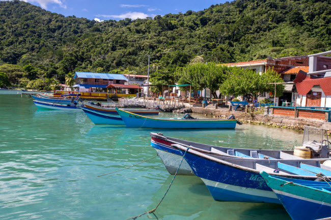 Capurganá và Sapzurro, Colombia: Đây là hai làng chài thơ mộng nằm trên bờ biển Thái Bình Dương ở vùng Chocó của Colombia, giáp biên giới với Panama. Tại đây, du khách có thể tham gia hoạt động lặn, khám phá rừng và thưởng thức hải sản tươi ngon.