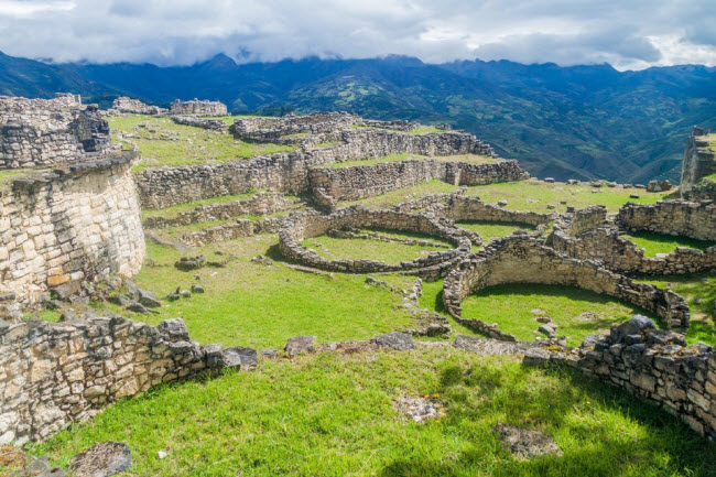 Chachapoyas, Peru: Các chuyên gia du lịch khuyên du khách nên lựa chọn thành phố Chachapoyas, nếu họ muốn tránh sự đông đúc tại khu di sản Machu Picchu. Bởi vì tại đây, bạn vẫn khó thể khám phá văn hóa và lịch sử lâu đời của Peru.