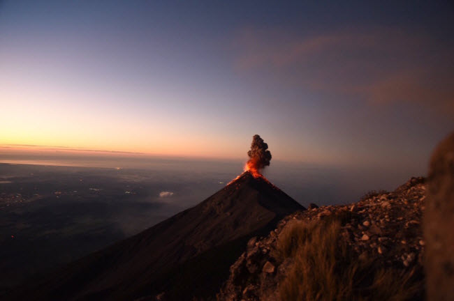 Núi lửa Acatenango, Guatemala: Du khách có cơ ngắm cảnh tượng núi lửa Fuego (ảnh) phun trào dung nham, nếu họ tham gia hành trình đi bộ và cắm trại trên núi lửa Acatenango.