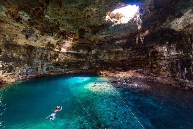 Cenotes, Mexico: Đây là những hố sụt tự nhiên và chứa đầy nước ngọt và Mexico có hàng nghìn cenotes. Một trong những trải nghiệm hấp dẫn nhất đối với du khách tại Mexico là bơi trong các hố sụt này.