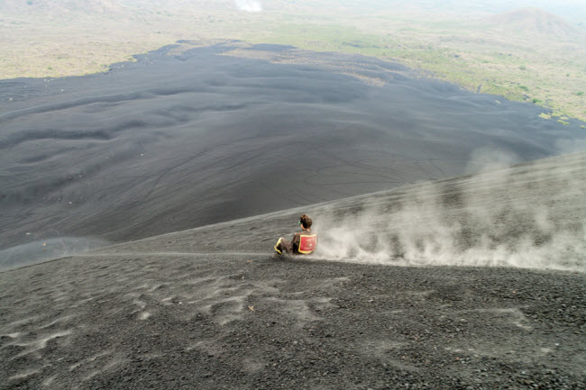 Núi lửa Cerro Negro, Nicaragua: Núi lửa đang hoạt động Cerro Negro, thuộc dãy núi Cordillera de los Maribios, là một trong những địa điểm du lịch hấp dẫn nhất ở Nicaragua. Hoạt động được yêu thích nhất ở đây là trượt ván trên sườn núi lửa.