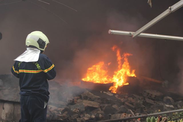 Phát hoảng với 4 vụ cháy lớn xảy ra trong một ngày ở Hà Nội - 1