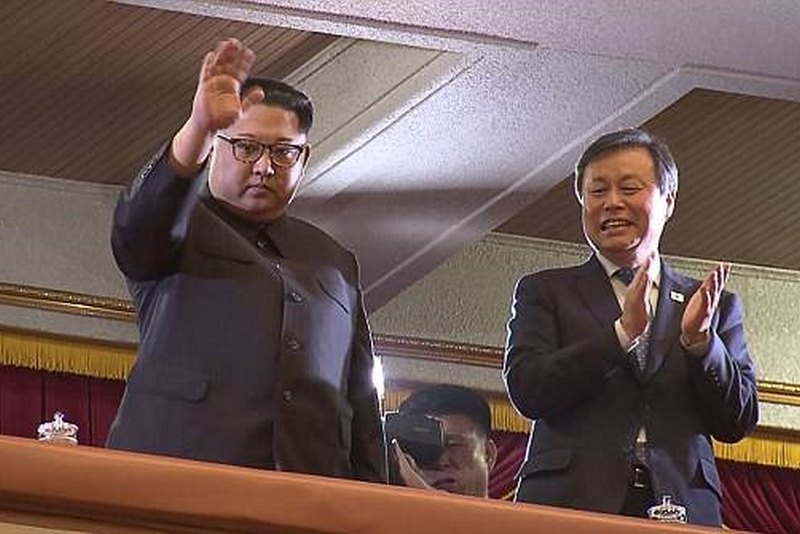 Ông Kim Jong-un lần đầu xem ban nhạc Hàn Quốc biểu diễn - 1