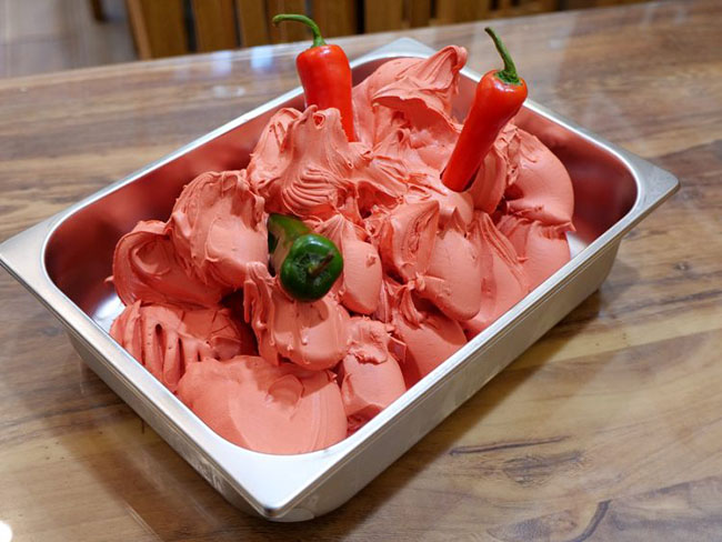 Món kem “nguy hiểm” nhất thế giới với độ cay gấp 500 lần ớt hiểm - 1