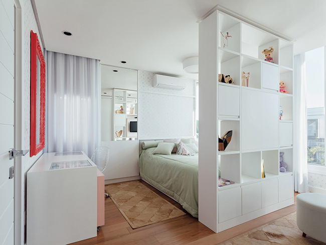 Phòng trẻ được thiết kế đặc biệt với màu sắc khá rực rỡ, sáng sủa và có một kệ gỗ với không gian cho bé để đồ chơi và sách.
