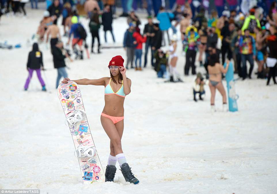 300 cô gái Nga mặc bikini trượt tuyết đổ dốc - 1