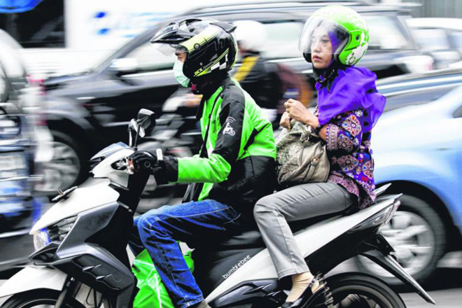 Go-Jek tranh thủ ‘hớt tay trên’ Grab, tuyển mộ cựu tài xế Uber - 1