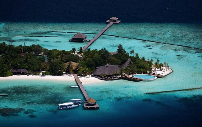 Khu nghỉ mát Đảo Komandoo Maldive:&nbsp; Nằm trên Đảo Atoll Lhaviyani, khu nghỉ mát này có thể tiếp cận bằng phương tiện thủy phi cơ. Ngoài biệt thự bãi biển và đại dương, Komandoo Maldive còn có biệt thự có bể sục cá nhân. Spa, bể bơi và bể sục, vòi hoa sen ngoài trời và bãi biển dài trải dài, tất cả đều những điểm mạnh thu hút du khách của khu nghỉ mát này. Khách có thể tham gia câu cá đêm, đi thuyền buồm sang trọng hoặc chuyến đi thám hiểm kiểu &#34;Robinson Crusoe&#34; cho phép cặp vợ chồng mới kết hôn được đến thưởng ngoạn những điểm mới ngoài kế hoạch của họ trong 1&nbsp;ngày.