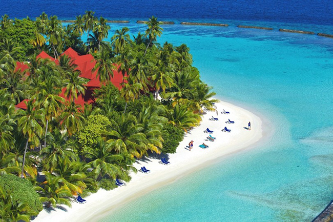 Kurumba Maldivess: Đây là khu nghỉ mát đầu tiên của Maldives, rất sang trọng với 8 nhà hàng, 3 quán bar, bãi biển xinh đẹp và những biệt thự rực rỡ bên hồ bơi. Tại đây, ngoài cảnh quan&nbsp;thiên nhiên ngoạn mục với biển xanh, cát trắng, rạn&nbsp;san hồ lộng lẫy, các tiết mục thư giãn ban đêm cũng rất đa dạng cung cấp cho du khách những trải nghiệm tuyệt vời nhất trong kỳ nghỉ.