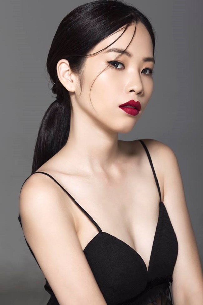 Lệ Nam là chị gái của Hoa khôi Nam Em. Cô vừa giành giải quán quân cuộc thi Người mẫu thời trang 2018, sở hữu vẻ ngoài hao hao em gái. 