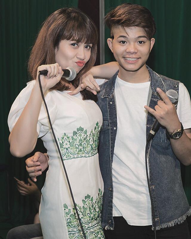 Hình ảnh Quang Anh chụp chung với nhạc sĩ - ca sĩ Lưu Thiên Hương vào mùa hè năm ngoái.