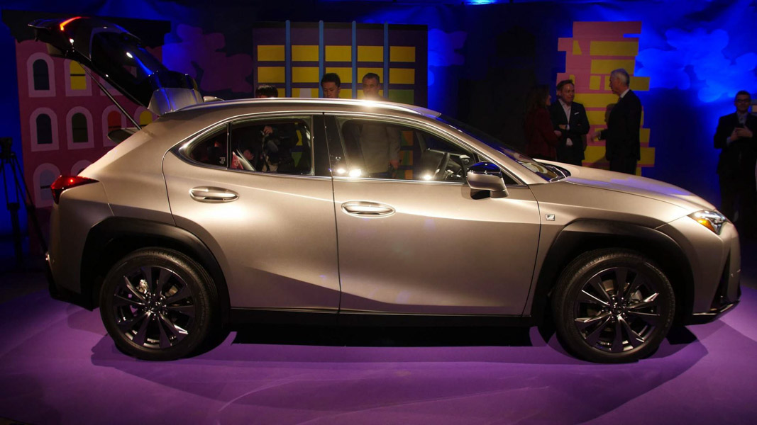 Lexus UX 2018 ra mắt tại Mỹ: Về Việt Nam không dưới 1,8 tỷ đồng - 3