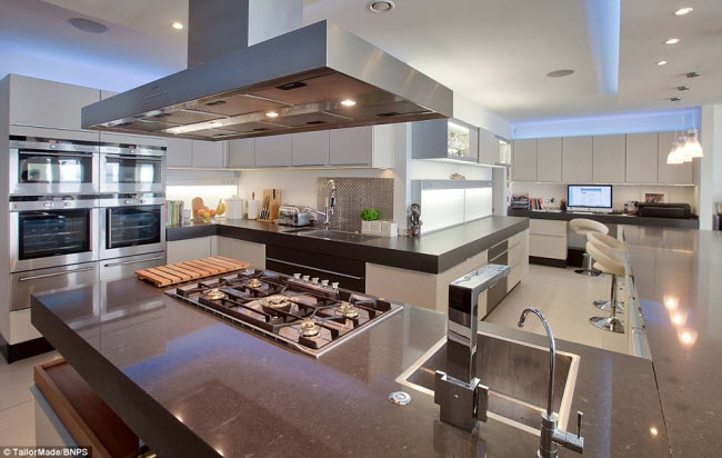 Khu bếp của ngôi nhà với các thiết bị của hãng Gaggenau có chi phí hàng trăm nghìn USD, bao gồm 4 lò nướng, 2 bồn rửa và bàn ăn sáng.