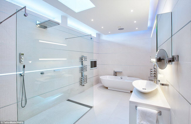 Phòng tắm gây ấn tượng với bát sen bằng kính và bồn tắm thư giãn.