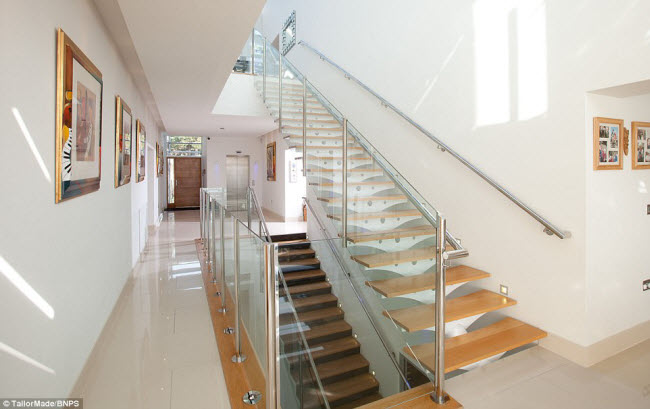 Cầu thang trong ngôi nhà được thiết kế hiện đại và rất tinh tế.