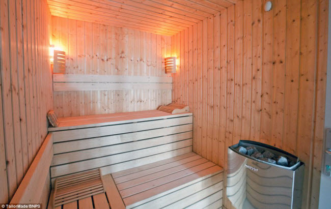 Phòng xông hơi là địa điểm lý tưởng để sưởi ấm cơ thể sau khi bơi dưới nước lạnh.