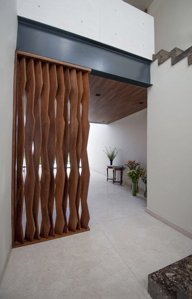 Tường ngăn giữa các phòng chức năng được dùng bằng bình phong cách điệu duyên dáng bằng gỗ.