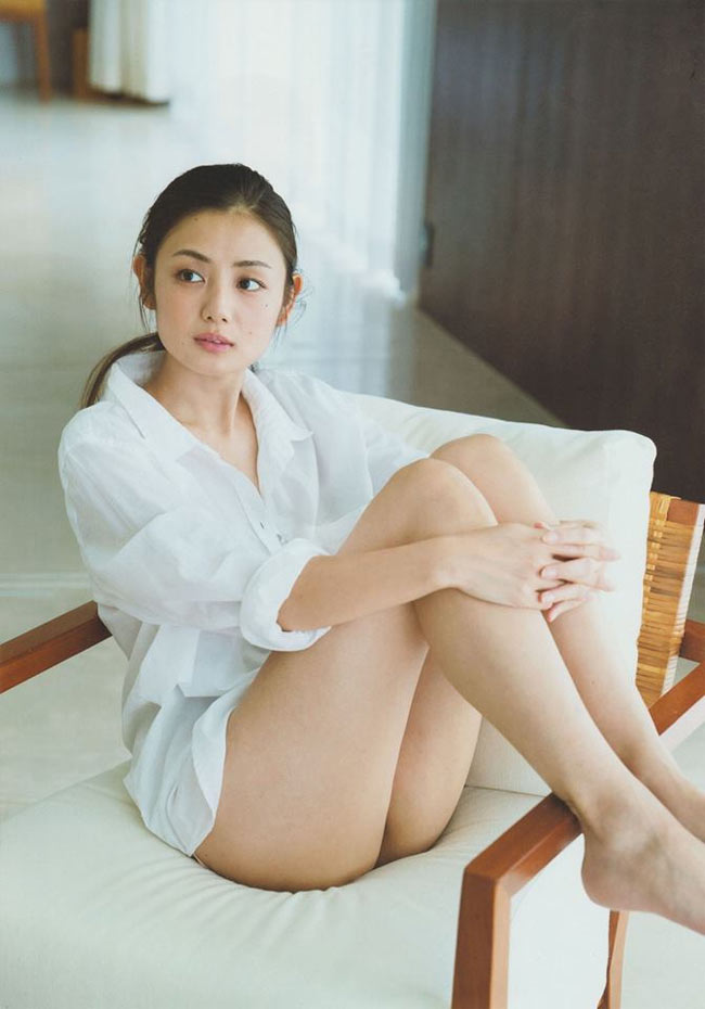 Làn da của nhiều phụ nữ Nhật trắng mịn, mượt mà, ngậm nước và căng bóng. Làn da của Moemi Katayama là một trong những làn da đẹp như thế.