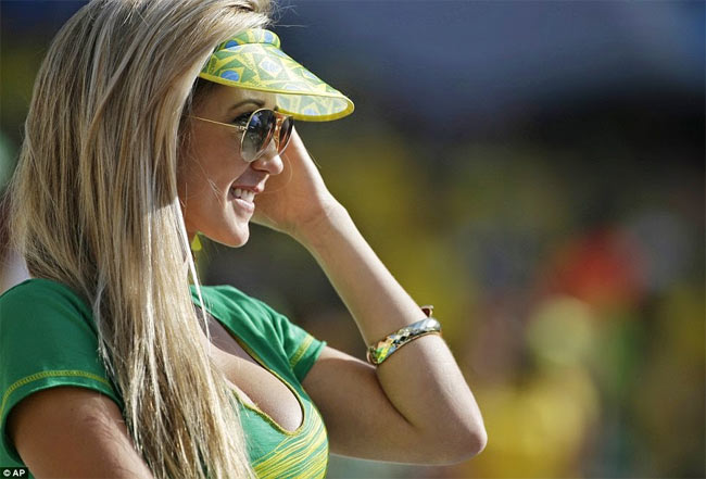 Phụ nữ Brazil yêu bóng đá và các fan nữ bóng đá của quốc gia này cũng vô cùng xinh đẹp.