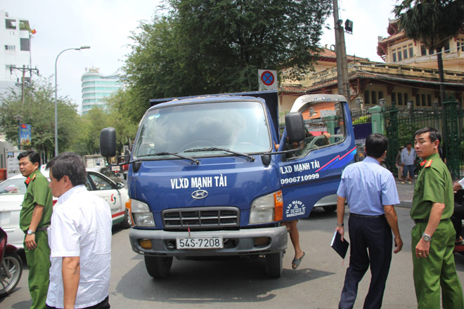 Ông Đoàn Ngọc Hải chạy bộ đuổi theo xe tải phóng ngược chiều trên phố - 2