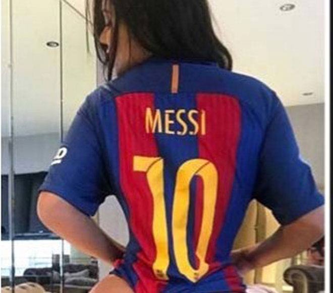 Messi cứu rỗi Barca, người đẹp quyến rũ lại &#34;thả thính&#34; - 1