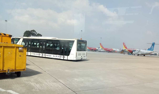 Xe buýt sân bay &#34;trôi&#34; vênh hàng rào ở Tân Sơn Nhất - 1