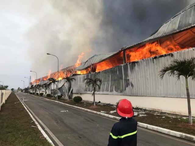 Quảng Ninh: Nhà máy sợi bốc cháy dữ dội từ đêm đến sáng