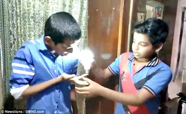 Cậu bé Ấn Độ dùng da trần phát điện làm sáng bóng đèn - 1