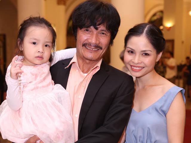 Vợ kém 22 tuổi muốn sinh thêm con nhưng NSƯT Công Ninh sợ không đủ tiền nuôi