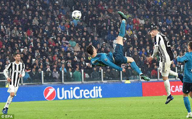 Ronaldo cú đúp tuyệt hảo: Fan Juventus vỗ tay ngợi ca, CR7 không tin vào mắt mình - 1