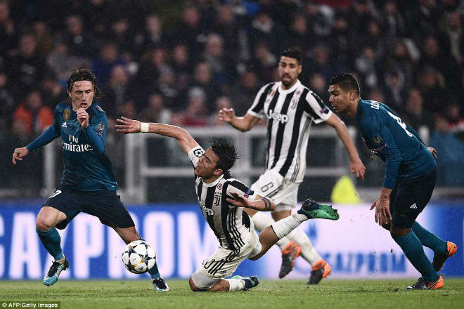 Ronaldo thăng hoa siêu phẩm, nhấn chìm Juventus & Buffon trong thảm kịch - 5