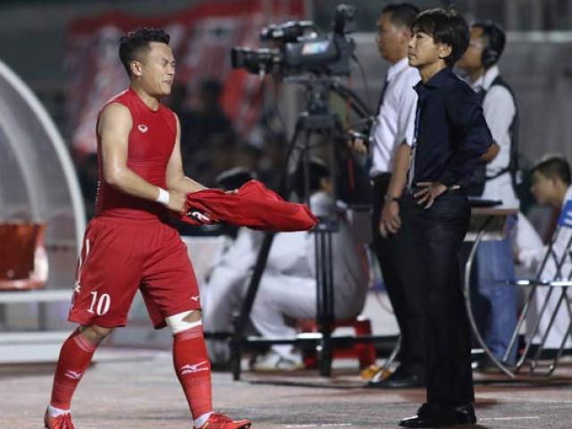 Bị SAO U23 qua mặt, "Ronaldo Việt Nam" ném áo trước mặt HLV Miura