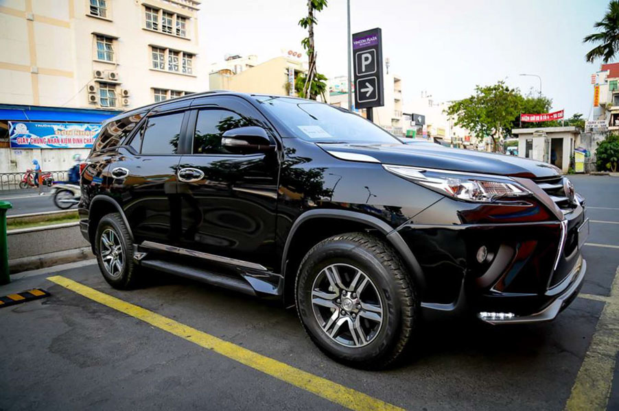 Toyota Fortuner máy dầu 2017 chạy được 4000km giá 1,2 tỷ đồng - 1