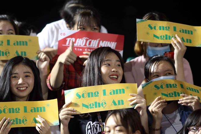 Văn Đức U23 &#34;xé lưới&#34; đội Công Vinh: Fan nữ xinh không ngừng &#34;bắn tim&#34; - 11