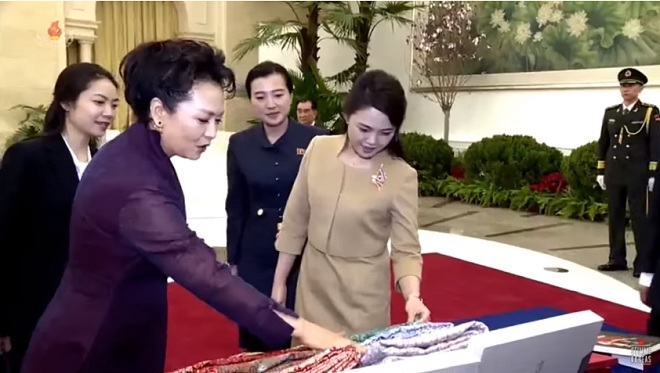 Ông Kim Jong-un nhận &#34;ngập&#34; quà của ông Tập Cận Bình - 3