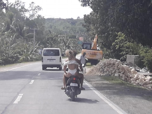 Người mẫu bị “tuýt còi” vì mặc thiếu vải, đi xe máy ở Philippines - 1