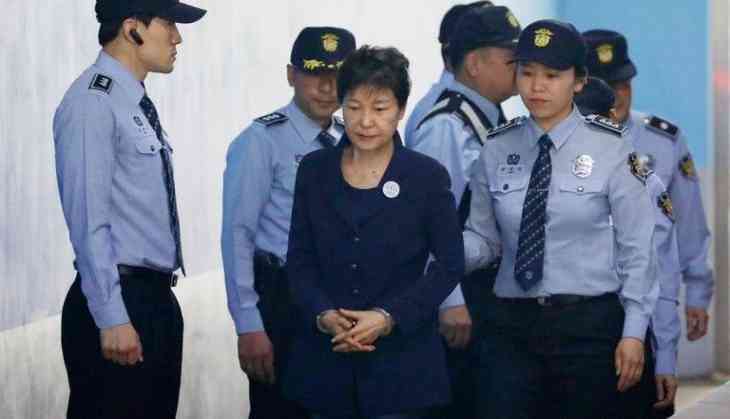 Nữ tổng thống đầu tiên của HQ Park Geun-hye bị tuyên 24 năm tù - 1