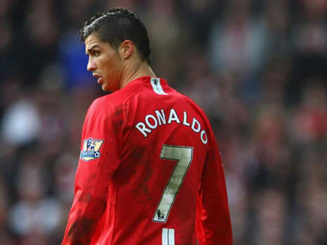 ”Vua” Ronaldo lên đỉnh châu Âu: Lại nhớ MU, “trùm” Real lo sốt vó