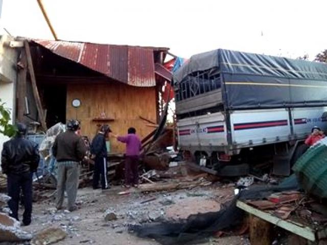 Xe tải tông sập nhà lúc 4 người đang ngủ