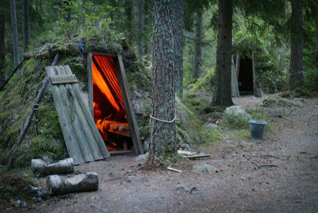 Trải nghiệm sống như thời nguyên thủy trong lều gỗ nằm tít sâu trong rừng - 1