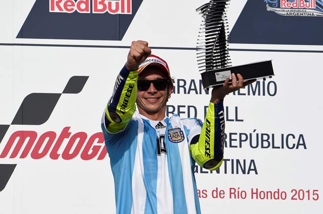 Đua xe MotoGP: Vũ khúc Latinh thắp lửa, Rossi trong chiếc áo Maradona - 3