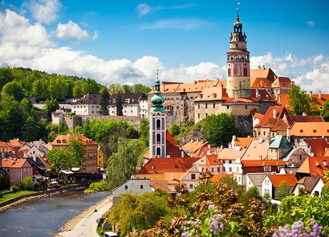 2. Český Krumlov, Cộng hòa Séc

Dân số: 14.146

Một thị trấn mái với mái vòm nhỏ phủ đầy thảm cỏ xanh, những con hẻm được lát bằng đá cuội và nhiều tòa nhà được phủ sơn lót màu vàng nhạt, xanh lá cây, hồng.