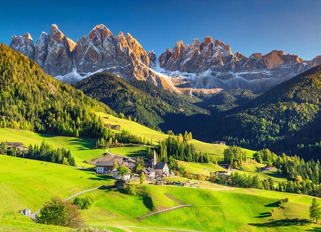 4. Santa Maddalena, Ý

Dân số: 334

Những ngôi làng nhỏ nhắn nằm lọt thỏm giữa ngọn đồi xanh Dolomites, bên cạnh những ngọn núi phủ đầy tuyết. Nơi này là một thiên đường nghỉ dưỡng tuyệt vời mà ai cũng mơ ước.