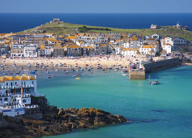 5. St. Ives, Cornwall, Vương quốc Anh

Dân số: 11.000

Bốn bãi biển cát vàng bao quanh ngôi làng này, cùng với màu xanh ngọc lam tuyệt đẹp của nước biển, đã thu hút rất nhiều khách du lịch tới ghé thăm. Nơi đây có rất nhiều xưởng vẽ của nhiều họa sĩ nổi tiếng, một nơi luôn tràn ngập niềm cảm hứng cho mọi người.