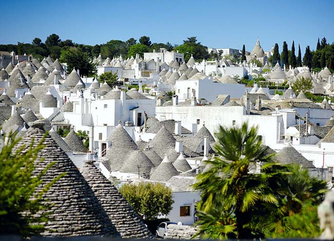 10.Alberobello, Ý

Dân số: 11.000

Những ngôi nhà hình nón làm bằng đá vôi trắng, đã được UNESCO công nhận là di sản văn hóa thế giới.