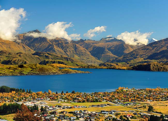 9. Wanaka, New Zealand

Dân số: 6.471

Wanaka là một thung lũng nhỏ nhắn nằm giữa những ngọn núi hùng vĩ. Tại đây, du khách có thể dùng bữa ngoài trời cạnh con sông, hoặc nếu thích hãy leo lên thác nước cao nhất thế giới ngay trước mặt.